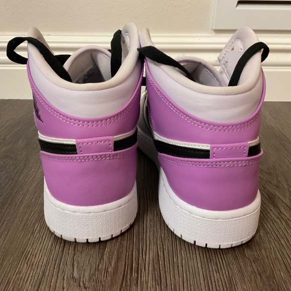 Nike Air Jordan 1 Mid Barely Grape Black White Shoes - Picture 2 of 3
